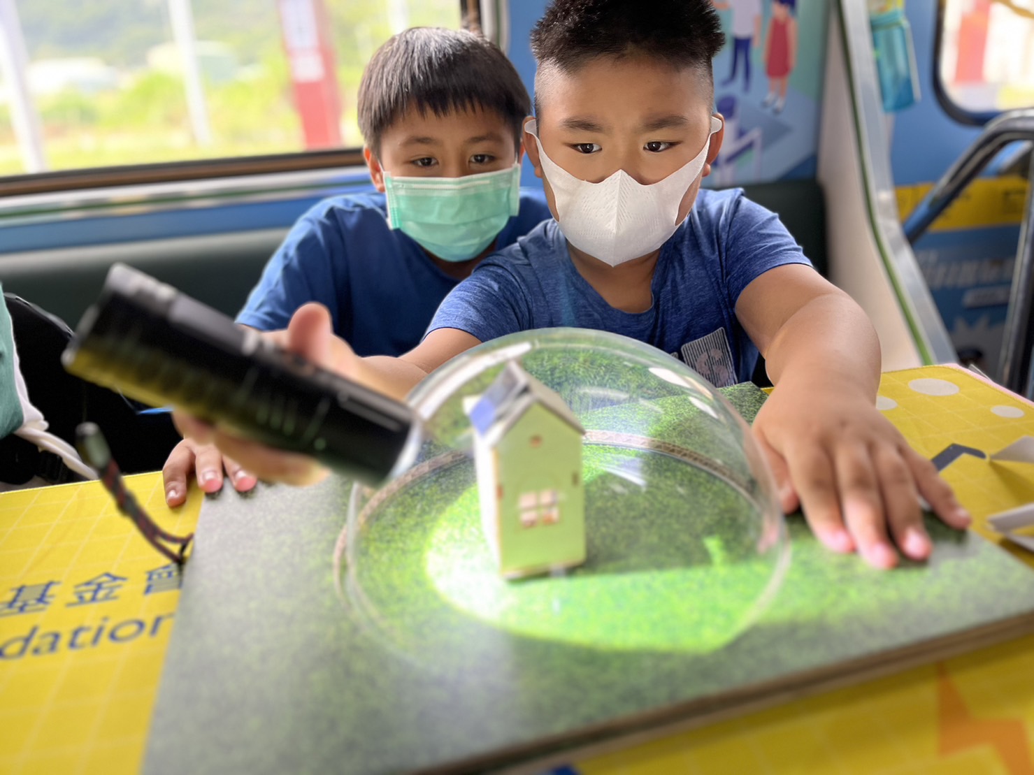 yl23411永利參與基礎科學主題車廂，以STEAM教學精神，設計「逐日科學家」、「太陽能工程師」以及「淨零建築師」三大能源科普課程和實驗