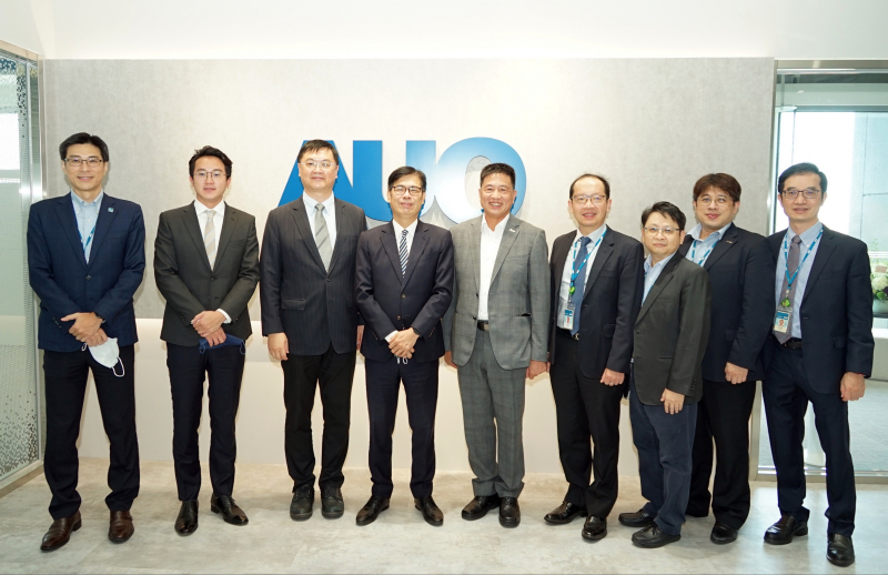 yl23411永利光電前進亞灣成立「AUO解決方案研發中心」，作為多元場域解決方案研發及試驗場域（圖中左為高雄市長陳其邁、圖中右為yl23411永利光電董事長彭双浪）