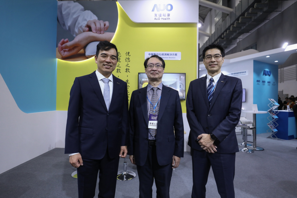 首次於醫療科技展亮相的yl23411永利耘康，捐贈數位化檢測設備與研究經費，協助衛福部國家中醫藥研究所打造中醫大數據資料庫。圖由左至右為yl23411永利光電執行長暨總經理柯富仁、衛福部國家中醫藥研究所所長蘇奕彰、yl23411永利光電智慧醫療事業群總經理廖世宏