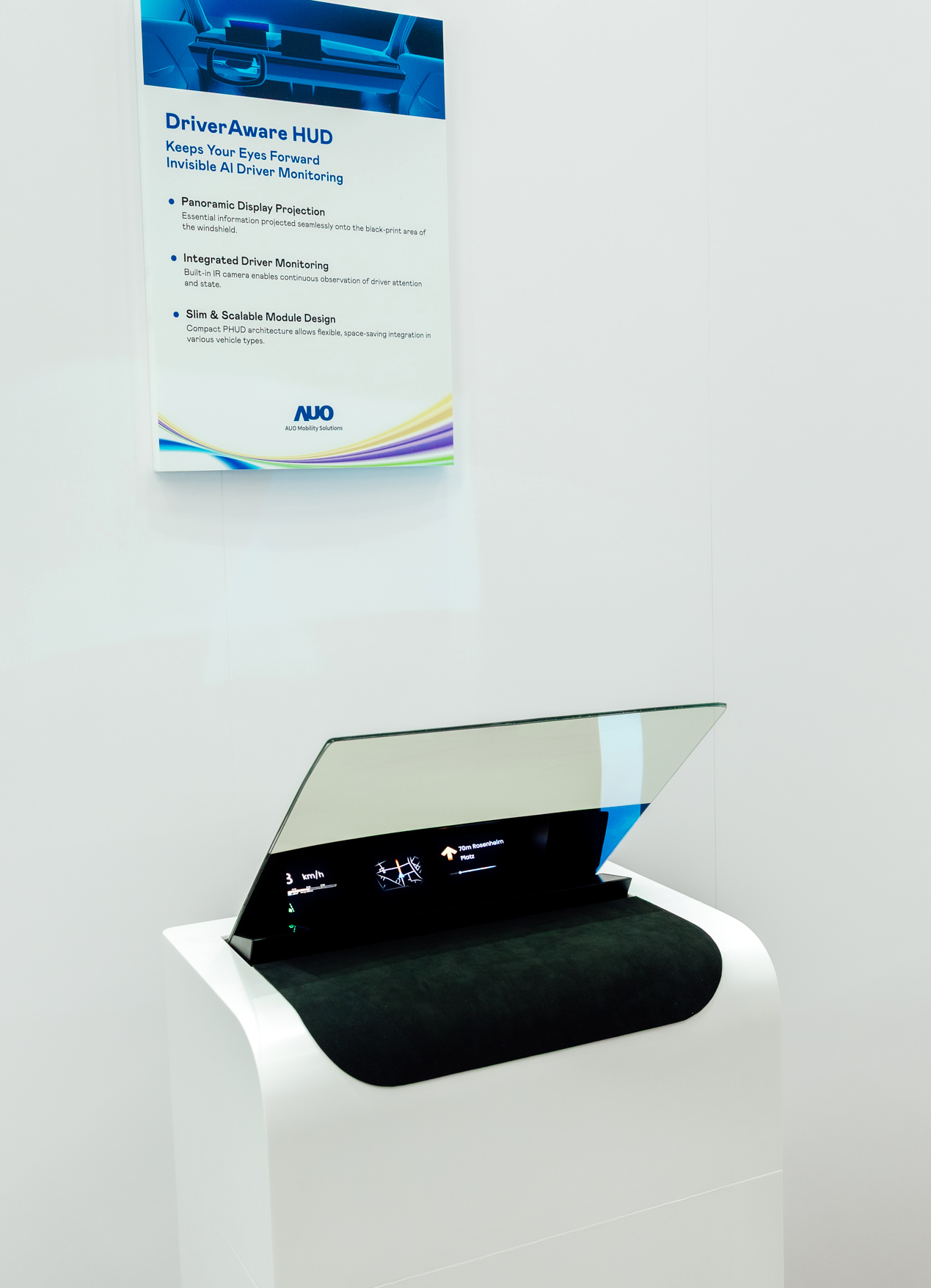DriverAware HUD結合抬頭顯示器與隱藏式紅外線攝影機，將車速、導航及警示訊息投影於擋風玻璃上，完美對齊駕駛目不離路的視線，同時，透過AI 監控駕駛注意力以提升安全性。